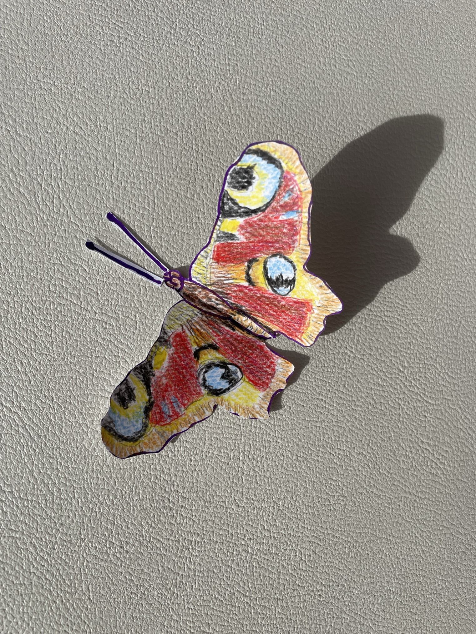 Handgemalter, bunter Schmetterling – Sinnbild für Entwicklung und Entfaltung